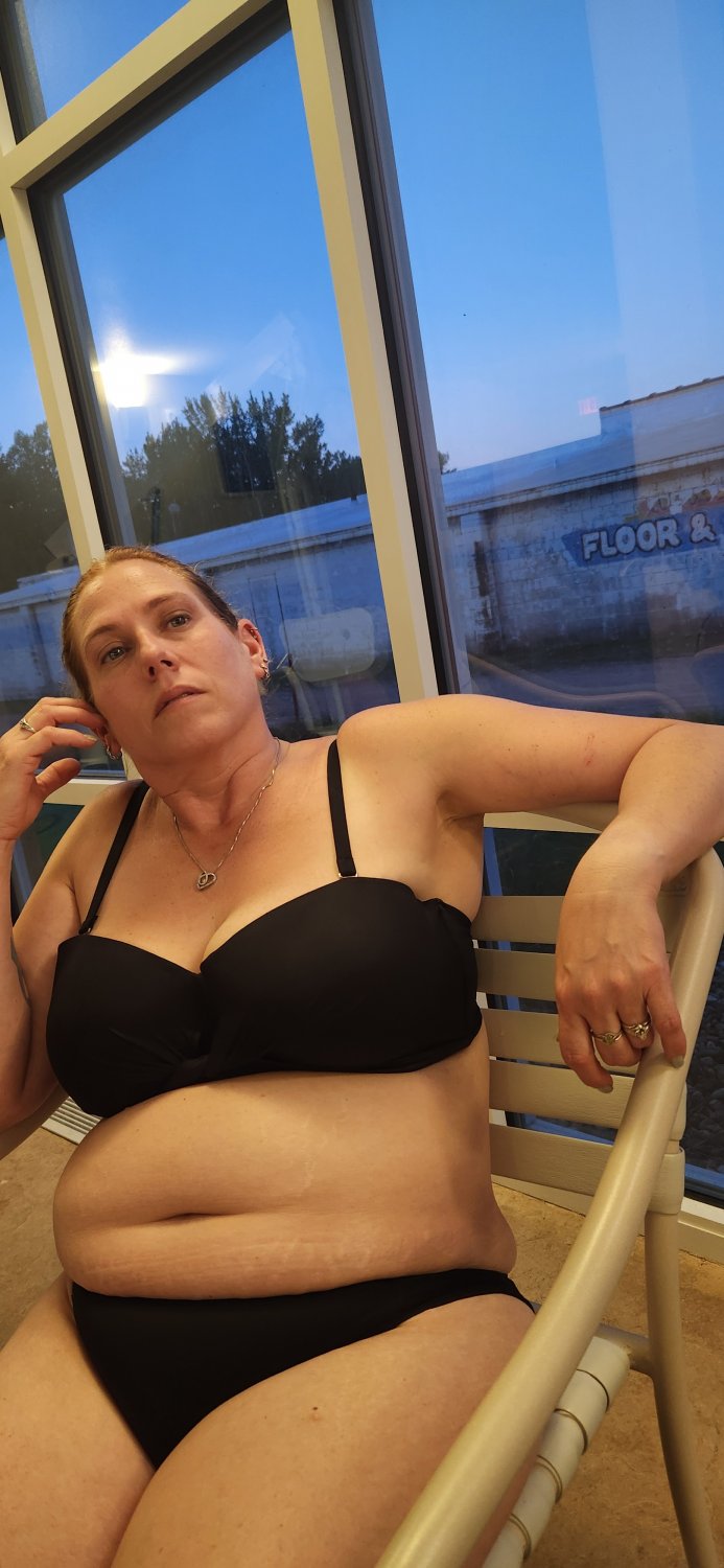 "Yard Milf" At Play......Per Request #Iasmzx6V