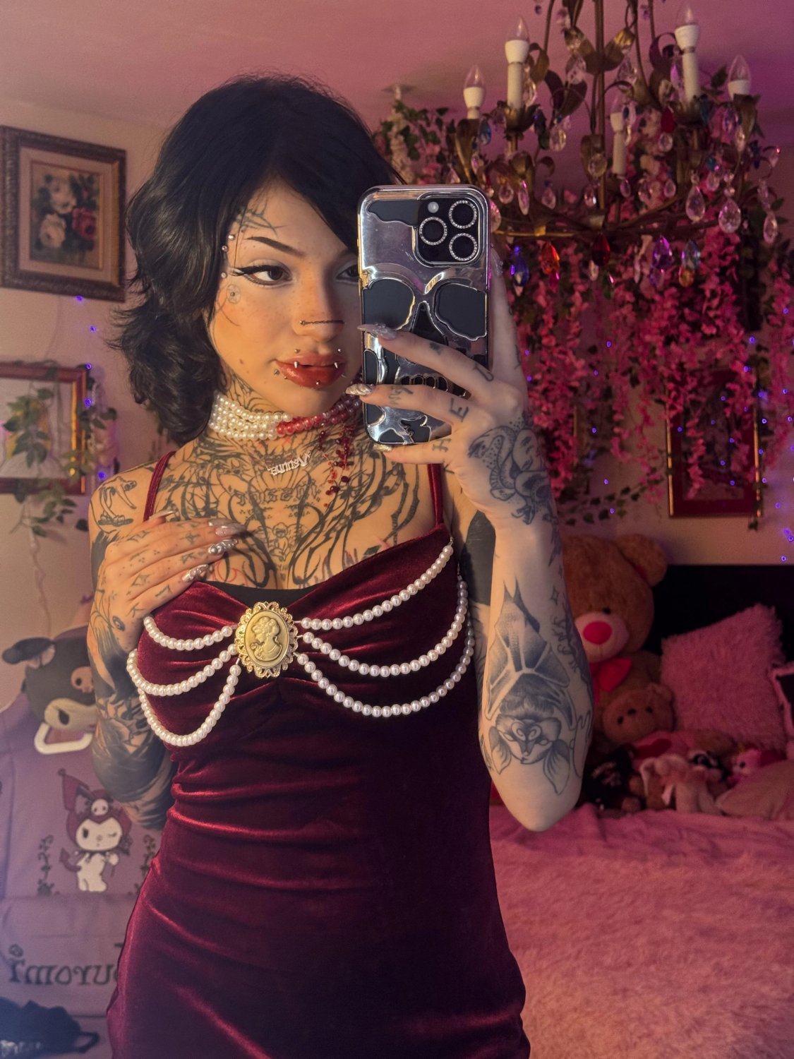 Heavily tattooed goth #JaFNrESJ