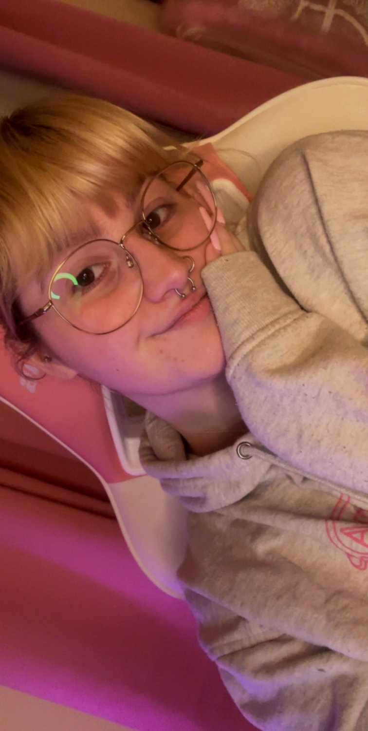Want to climb under my sweater and have a cuddle #JESGqlSM