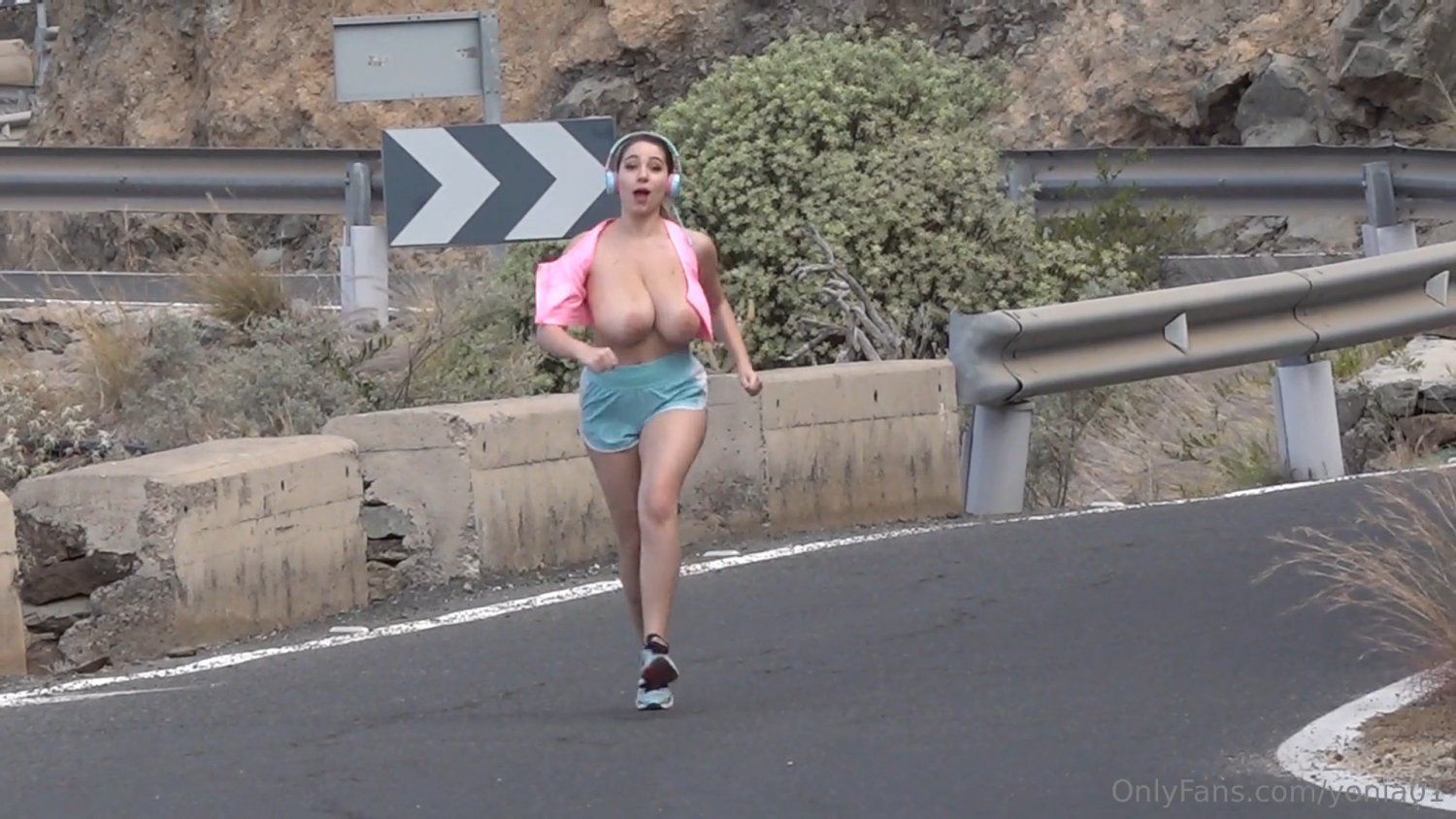 Huge Runners Tits Bounce Freely #JgWN4awp