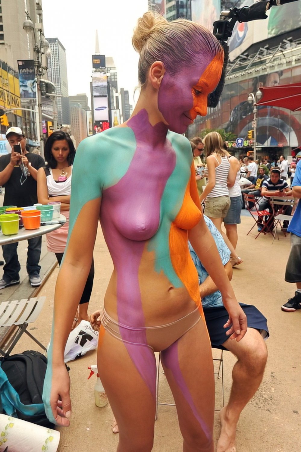 Nudist girls doing body paint in public #jlIElHwo