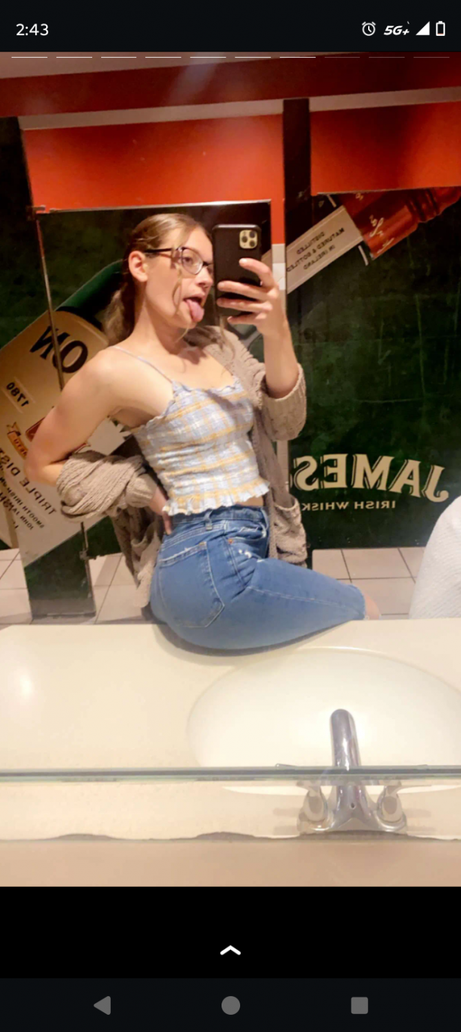 Snapchat Slut. Name in pics #jljRCbc9