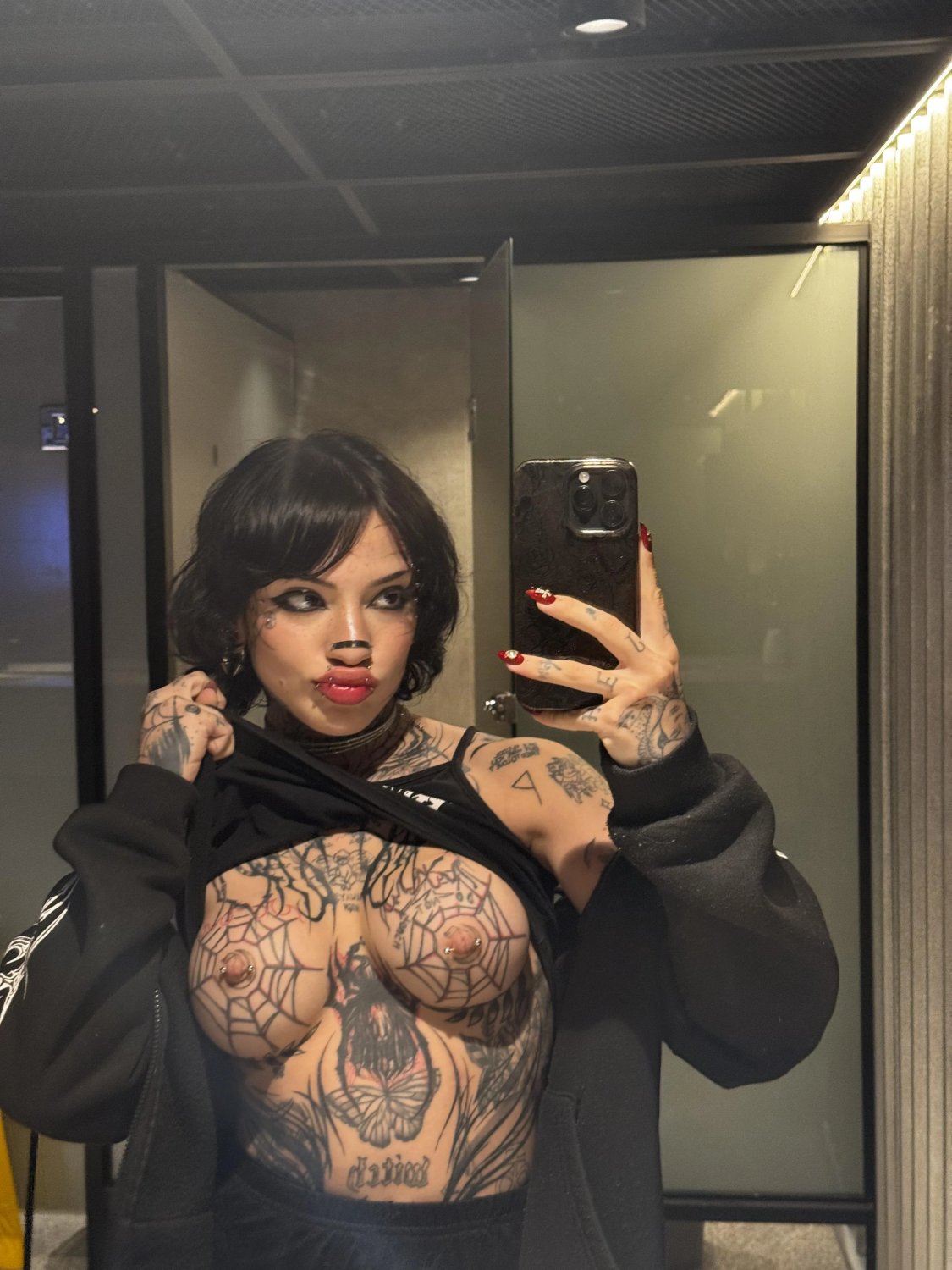 Heavily tattooed goth #jlRHIOtF