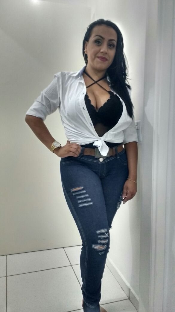 Monique mostrando o rabão #KDWHPXrf