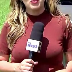 Repórter linda com o farol aceso na estrada