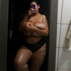 Homem feliz é o que tem a mulher com fartura.