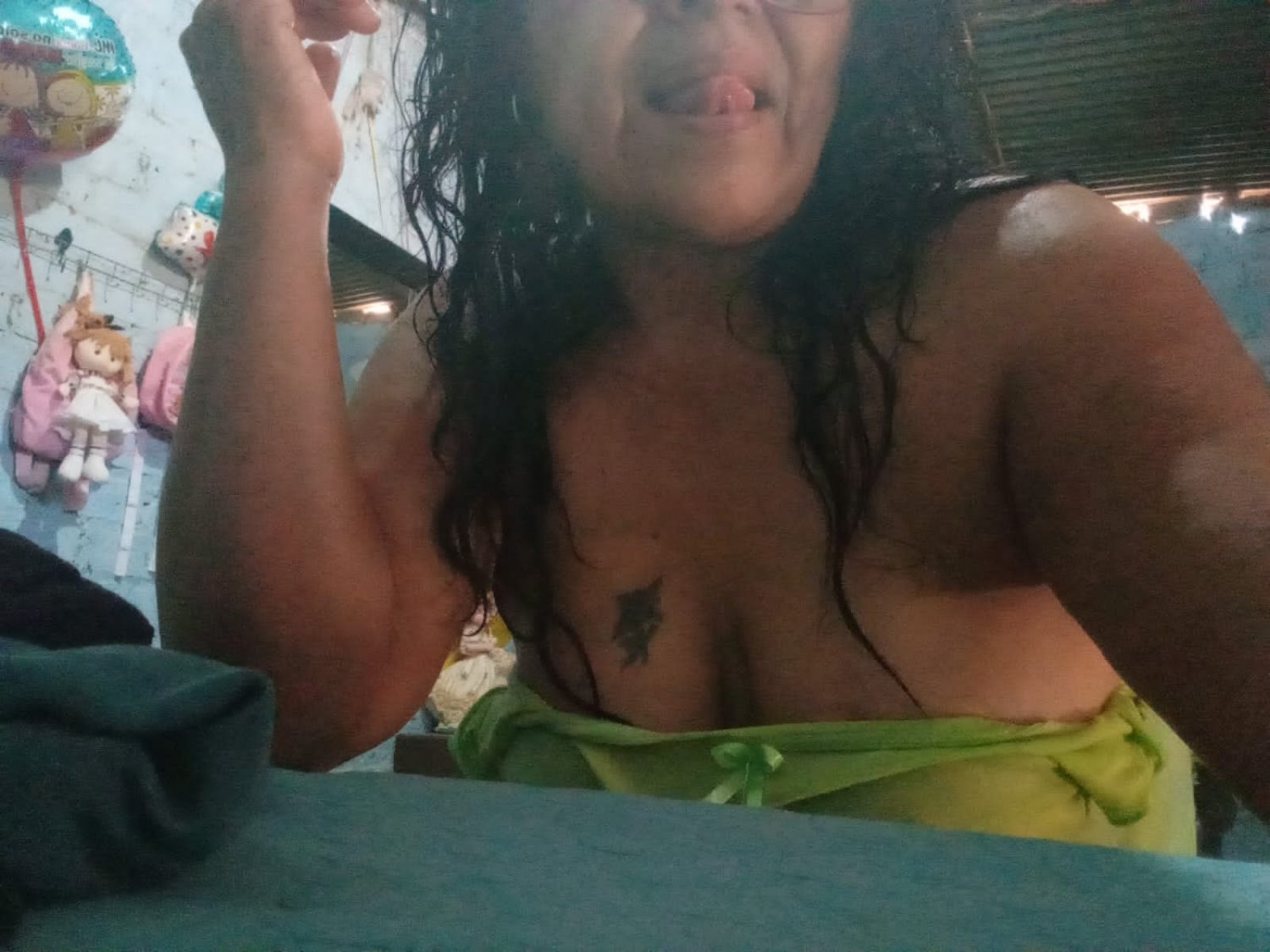 LE Ofrezco DINERO A LA MAMÁ DE MI AMIGO PARA REVENTARLE EL SAPO 💵💵.. ENORMES TETAS DE MILF MORENA #kQ9juocs