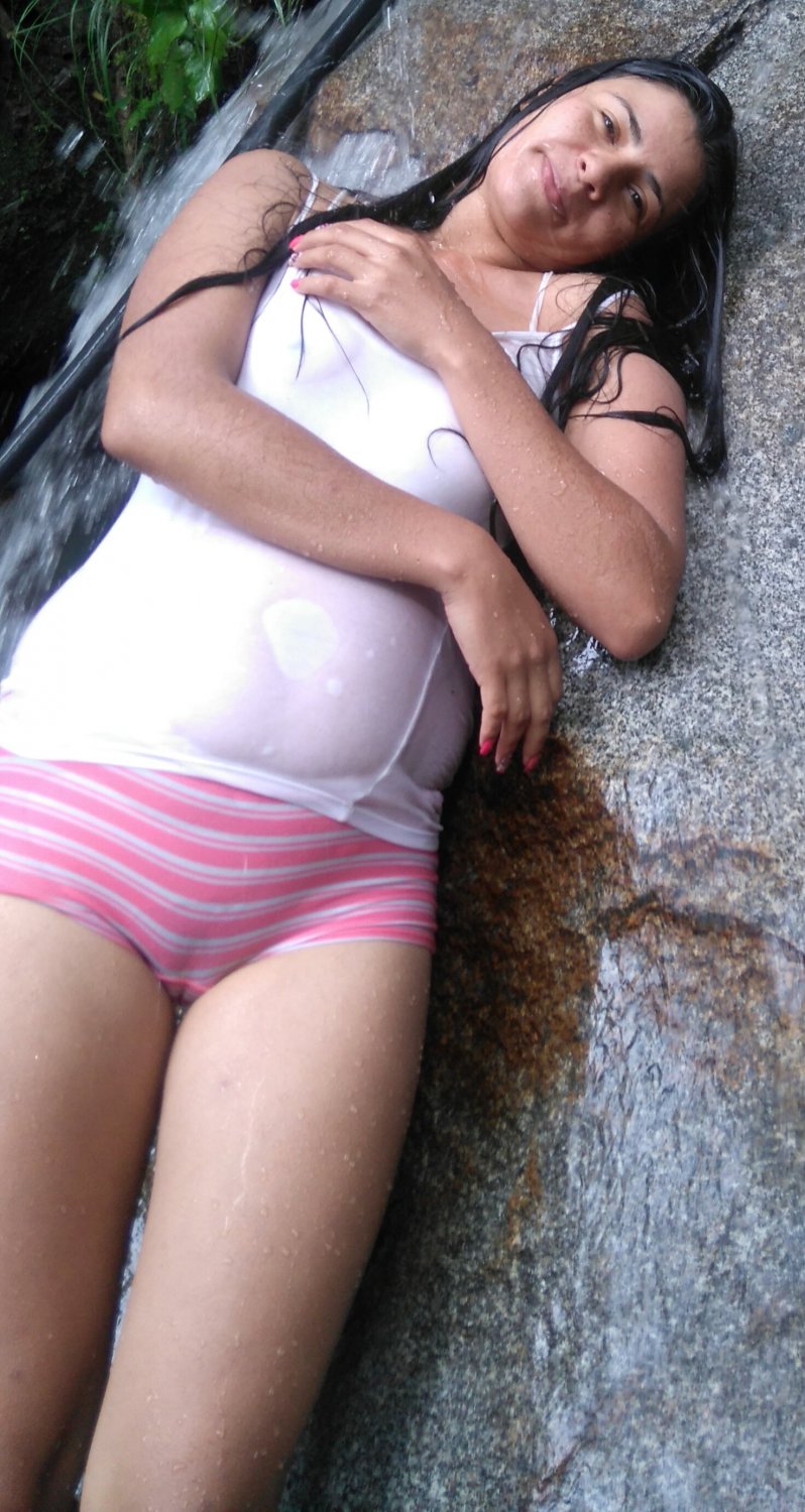 Colombiana na cachoeira #LCWqbmyS
