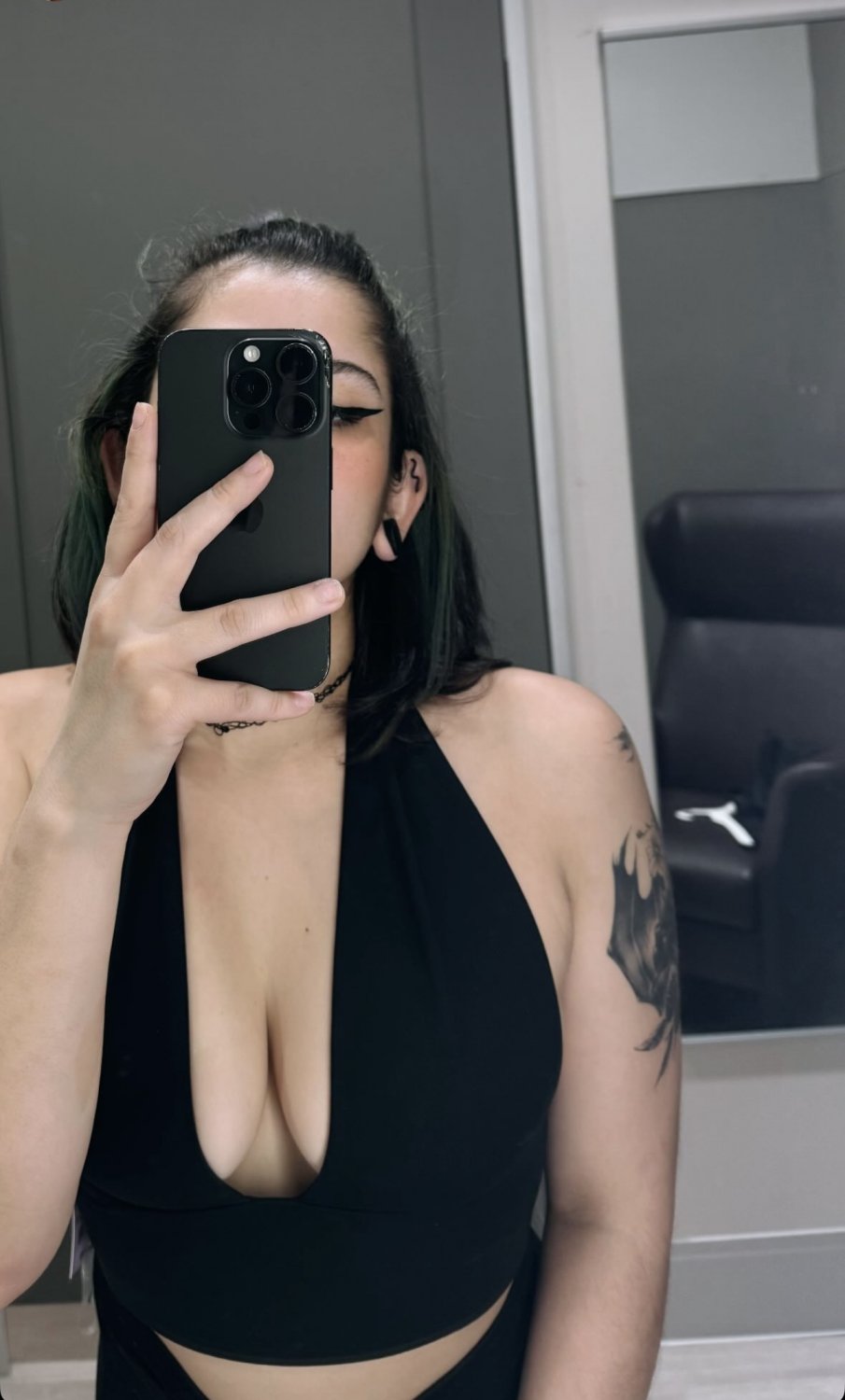 Someone trib this sexy goth slut #LHCl4CNy