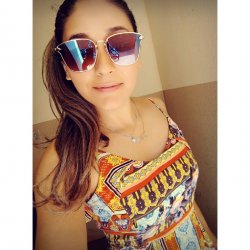 Loira mostrando o peitinho