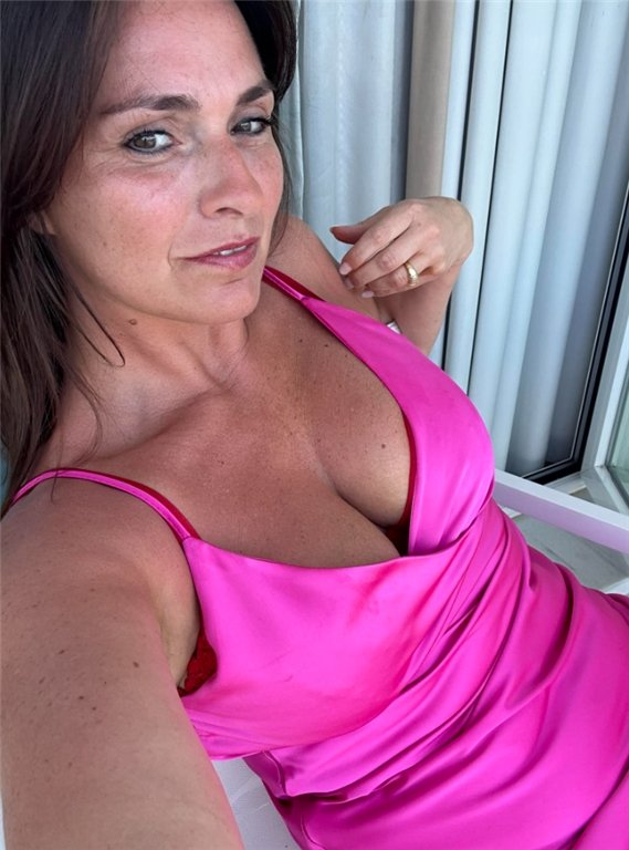 Is she hot or not? #M2TXZElz