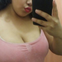 Latina gordinha mostrando os peitos