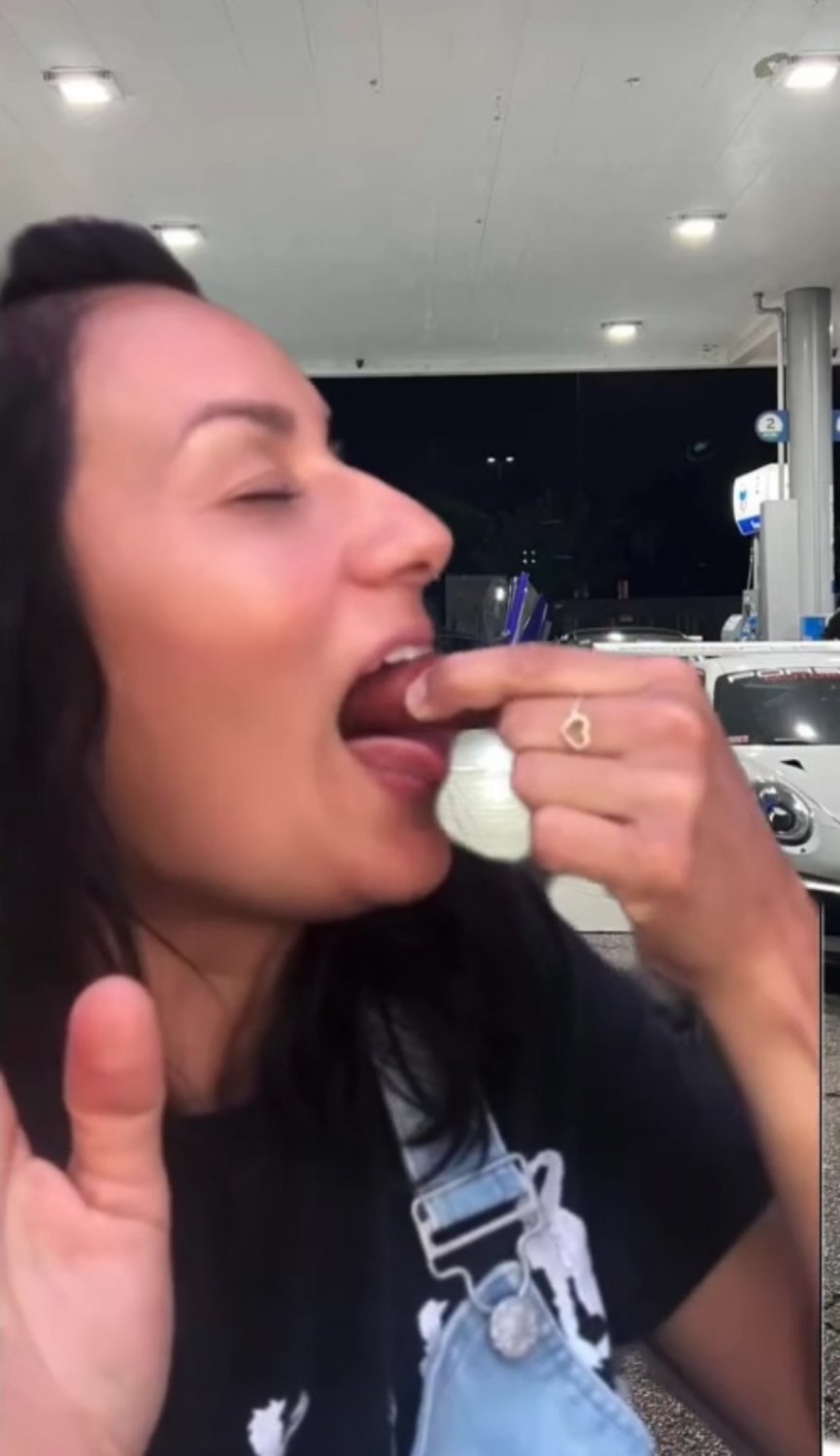 Hotdog down her throat #NietxCLs