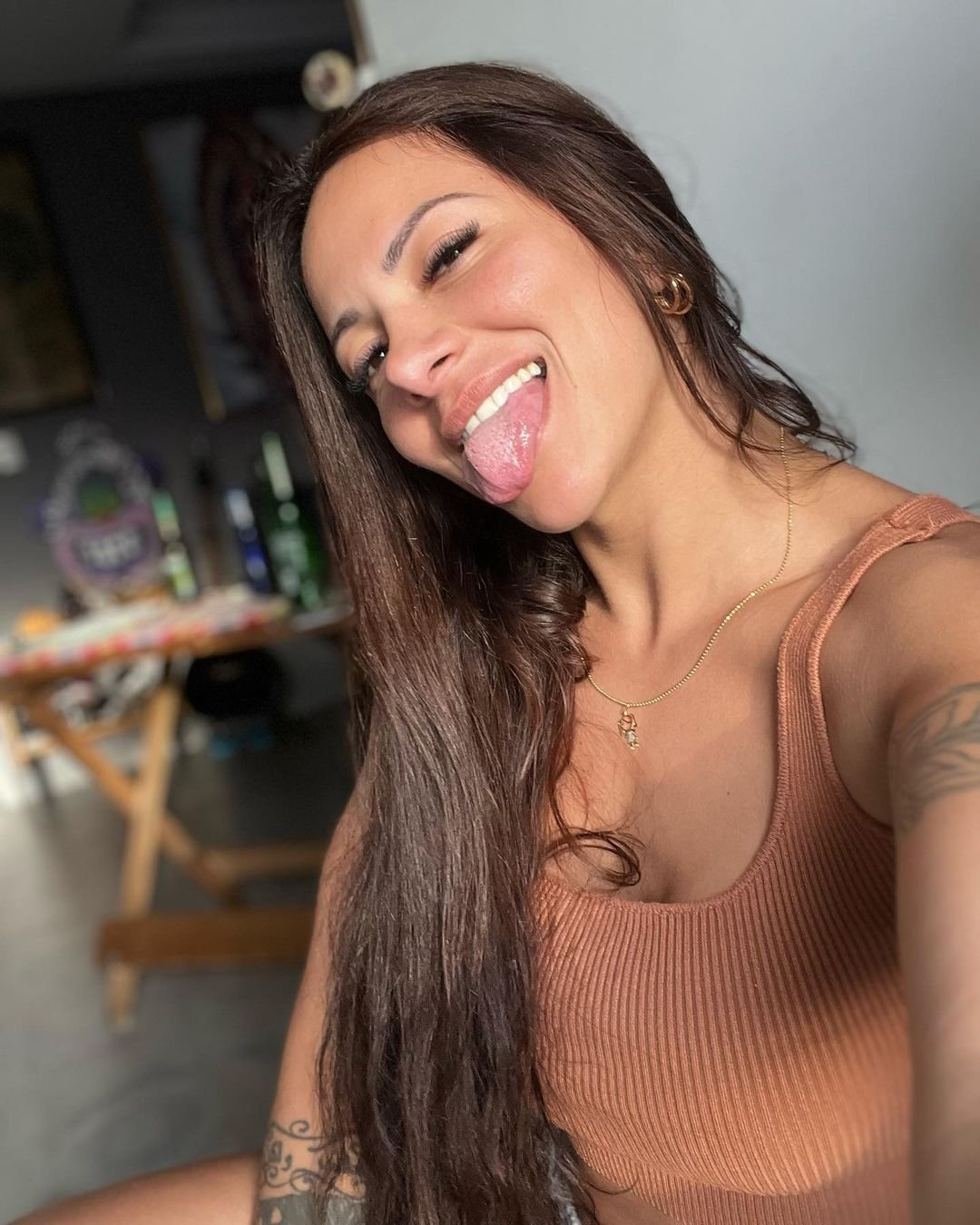 Iris AkA Mello (Carol Miranda; Sobrinha Gretchen) #NKRBXZwV