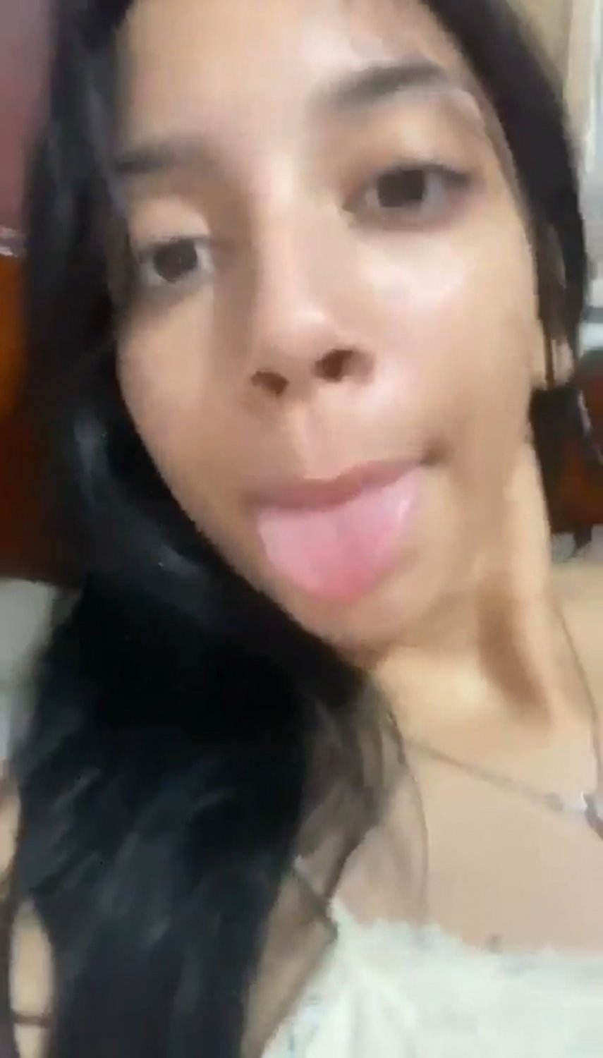 nr2rthcb-1 Novinha gravou vídeo pro namorado mostrando o bucetão #NR2RtHcb