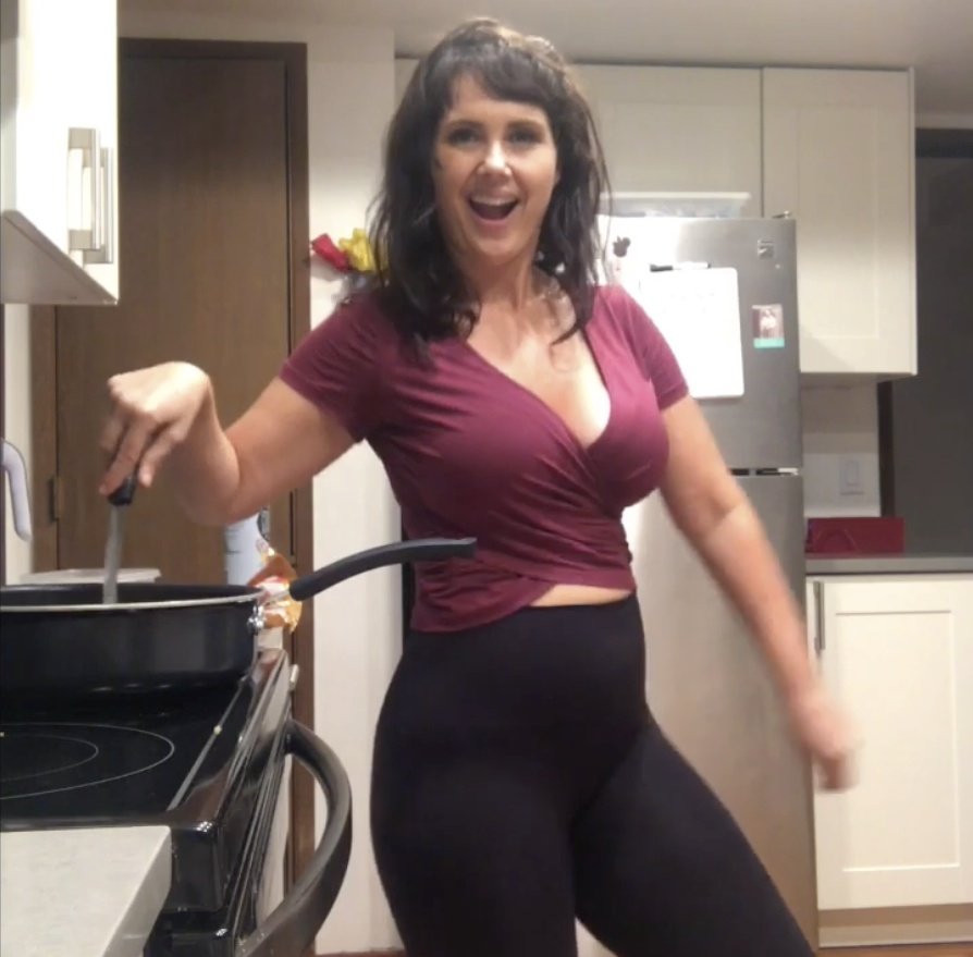 nsnje1bo Best Friends mom in sports bras and yoga pants #NSNjE1BO