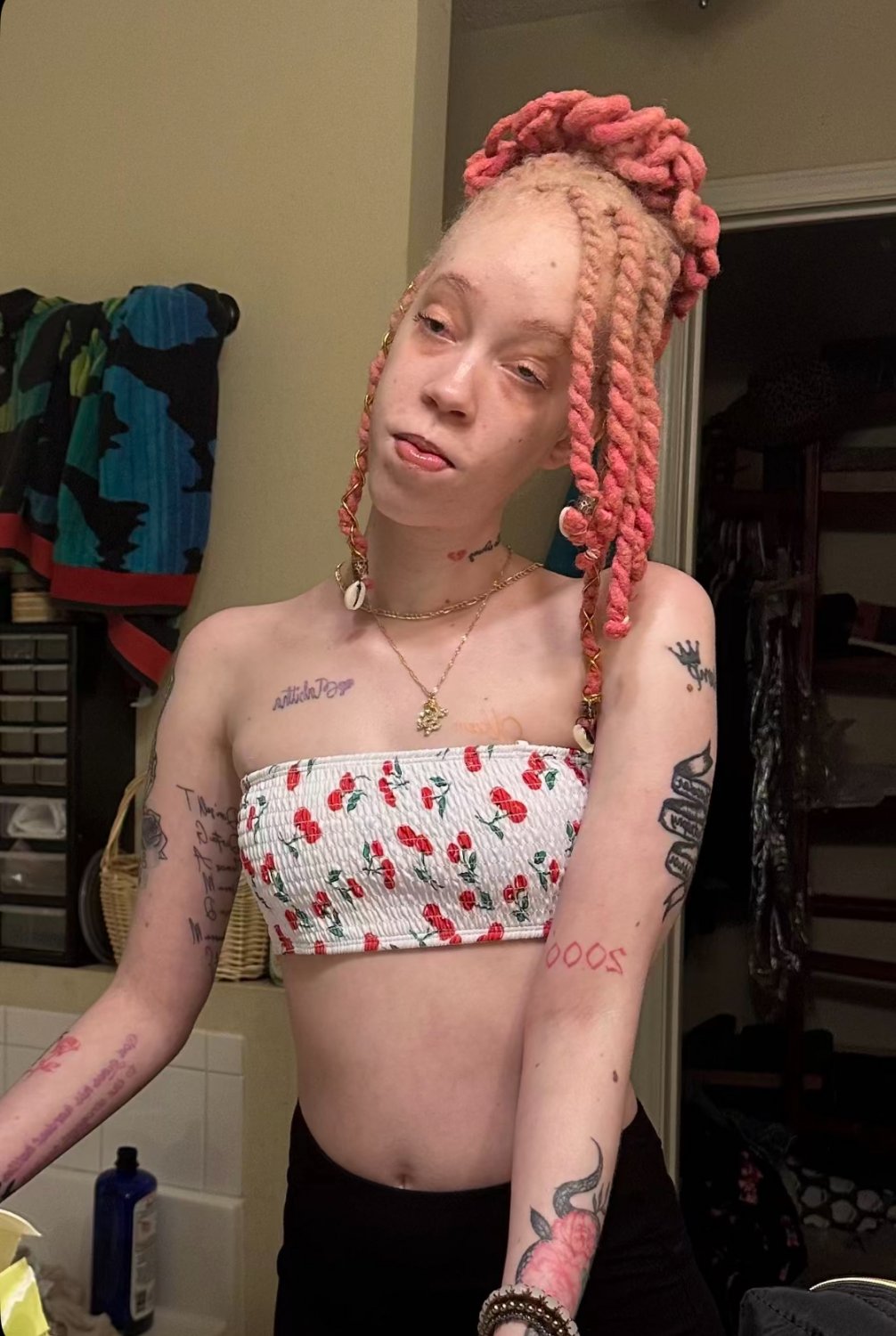 Horny albino girl that can twerk that ass would u fuck her #opZD5DHz