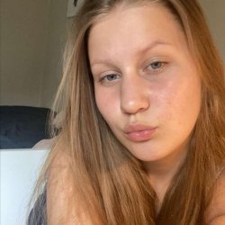 Sexy teen Kami loves attention