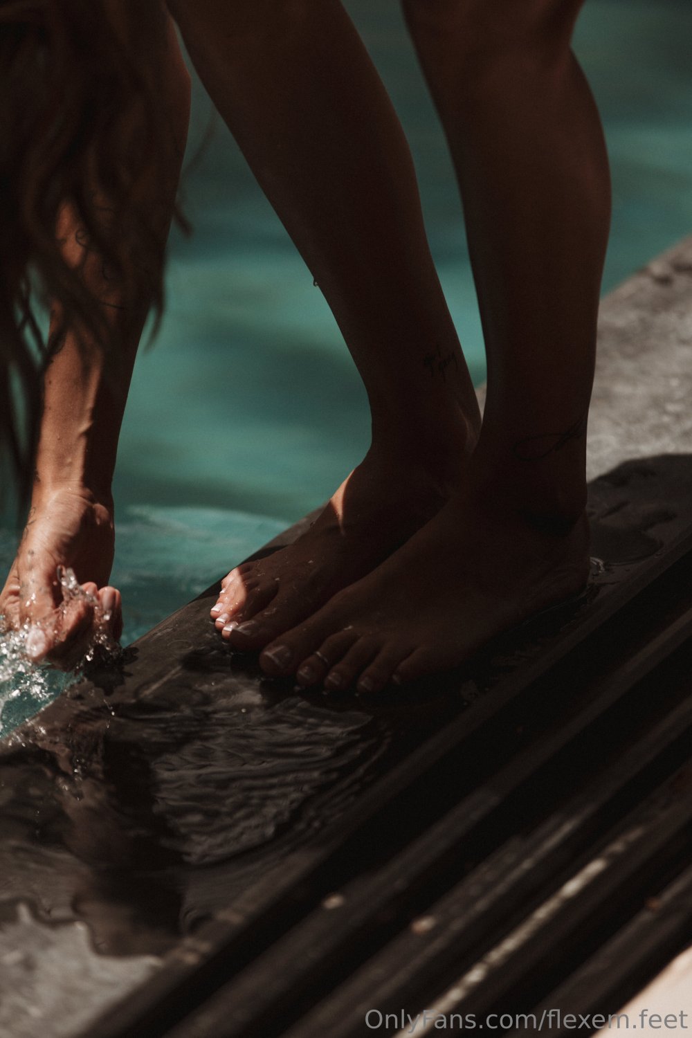 Californian Big Feet Long Toes #pFIsY6SN