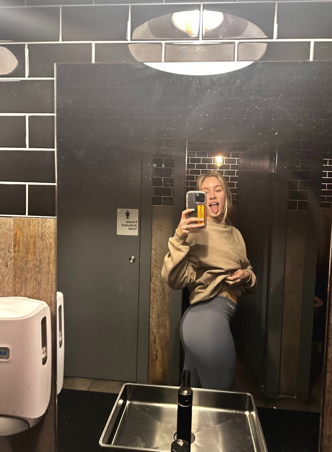 Yoga pants never looked this good or felt this tempting #qKEsZ76y