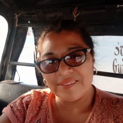 LE Ofrezco DINERO A LA MAMÁ DE MI AMIGO PARA REVENTARLE EL SAPO 💵💵.. ENORMES TETAS DE MILF MORENA