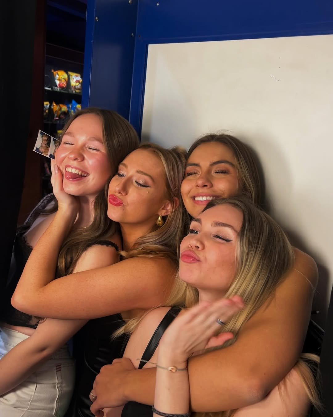 Hot Blonde Shared Girlfriend #R9eRdOSu