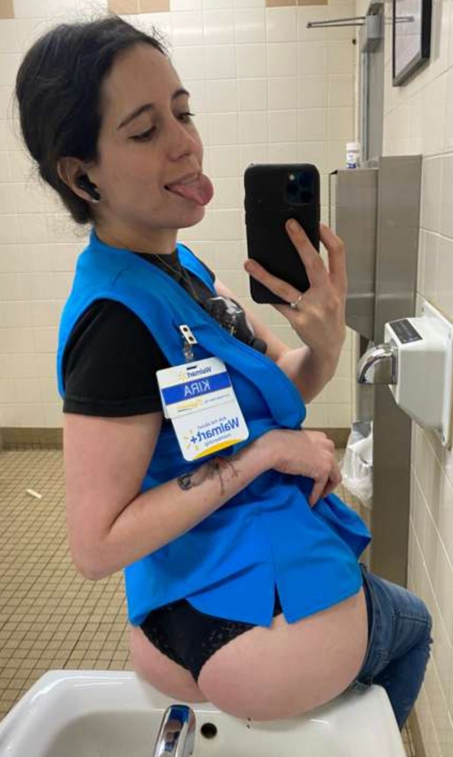 My Walmart coworker loves flashing in public #RFengAg0