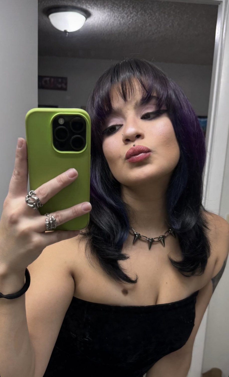 Someone trib this sexy goth slut #rIAKlDgx