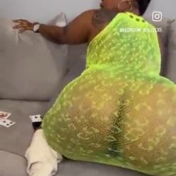 Big ass MILF twerk tease