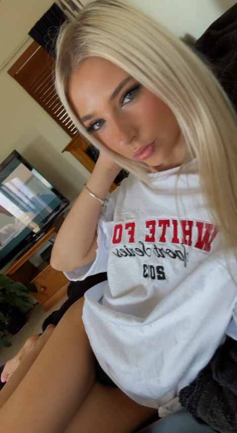 Cute teen loves teasing #s7Yc9cOw