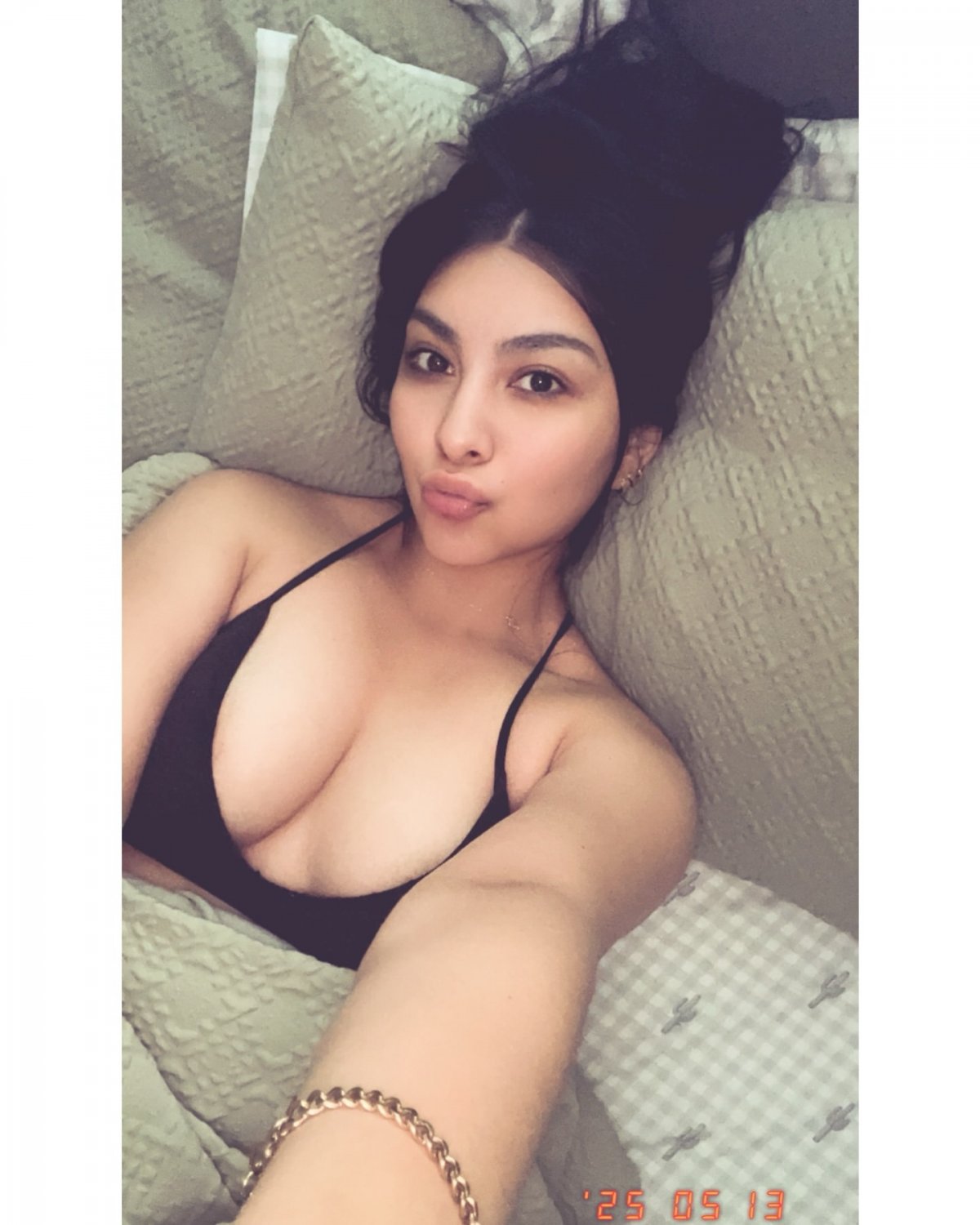 Cute slut loves posting in her favorite panties #SBIP9MgK