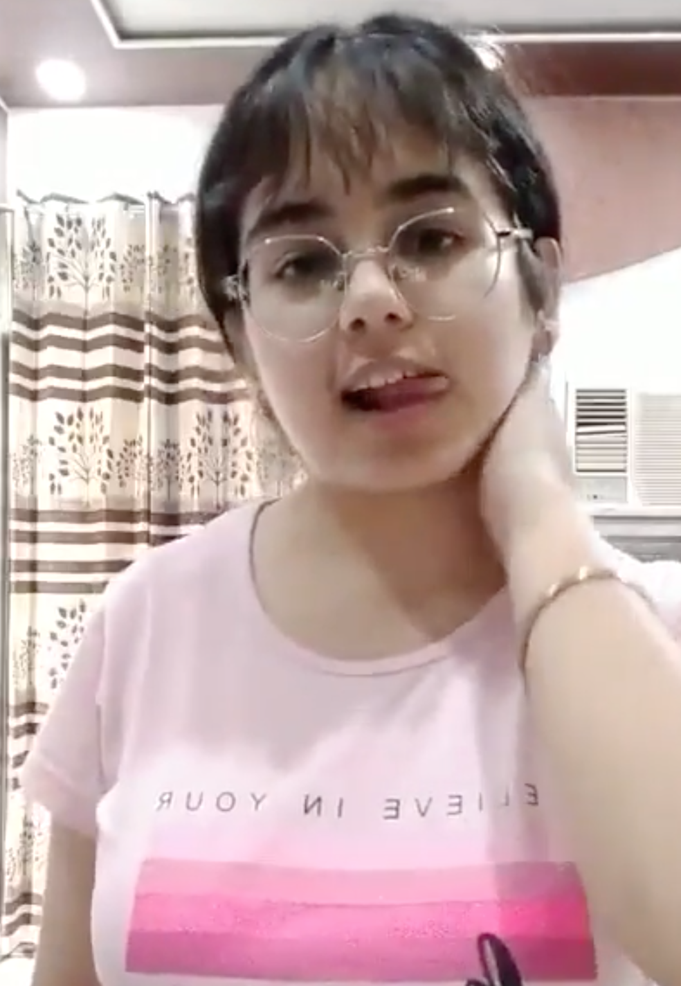 i cannot look away from her top #SozSyI8G