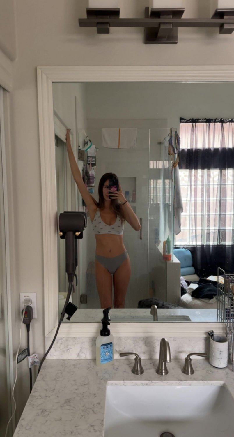 This body’s a masterpiece and I’m showing it off for you #THNFZmMl
