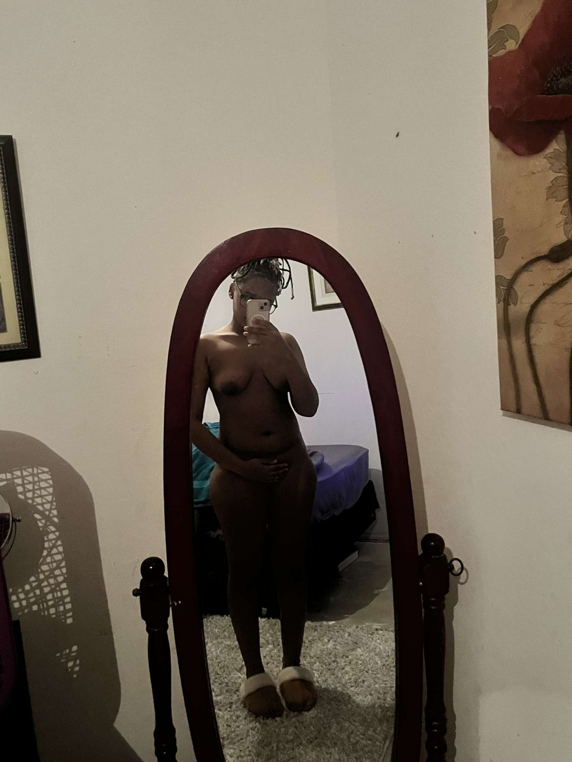 Sexy ebony posing in front of the mirror #tIeXuKyl