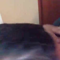 Uma chupando o peito da outra