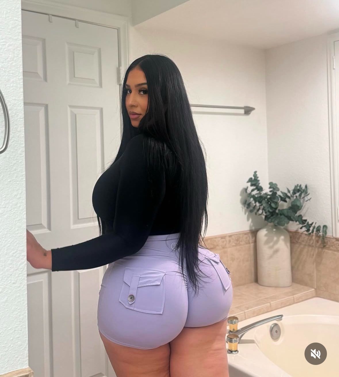 Thick Latina shaking her ass in public. #tY50W0Cv