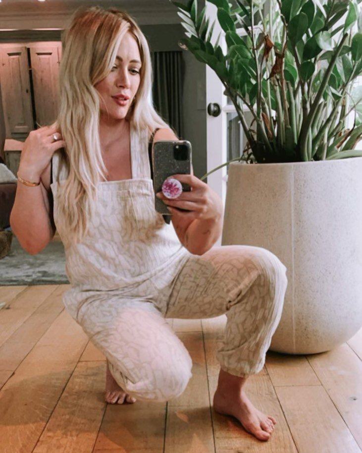 Hilary Duff pregnant, bikini, legs, feet, toes and soles #usg8FMya