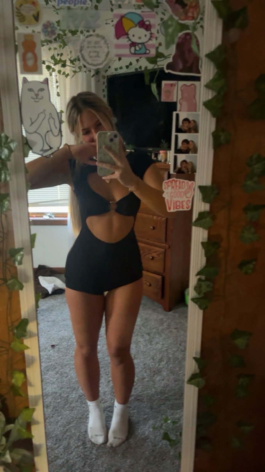This teen cute loves to tease her body online #uXX1aqpk