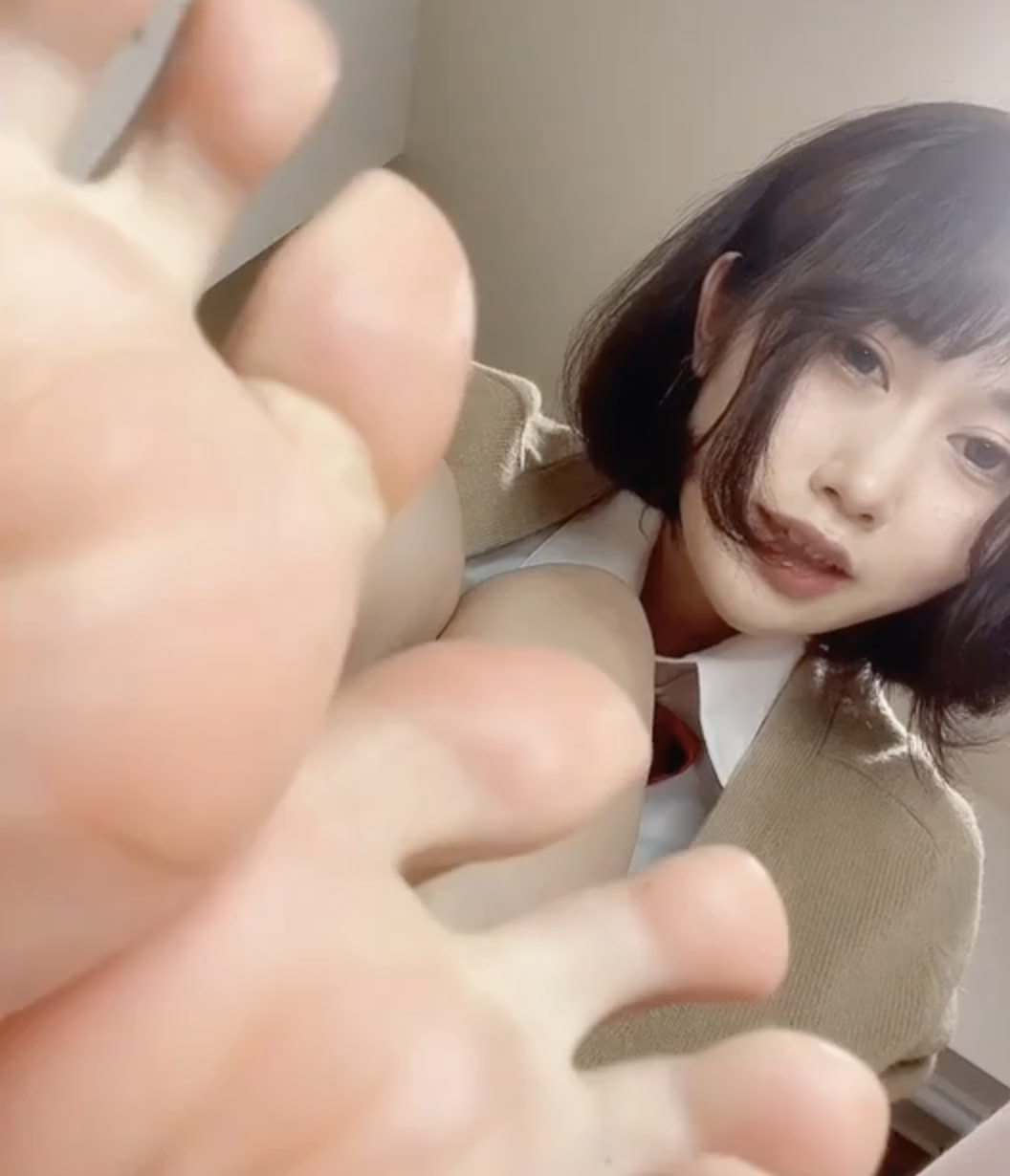 Cute Japanese Teen Showing Her Feet #VLenfdI3
