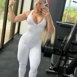 Loira mais gostosa saindo da academia