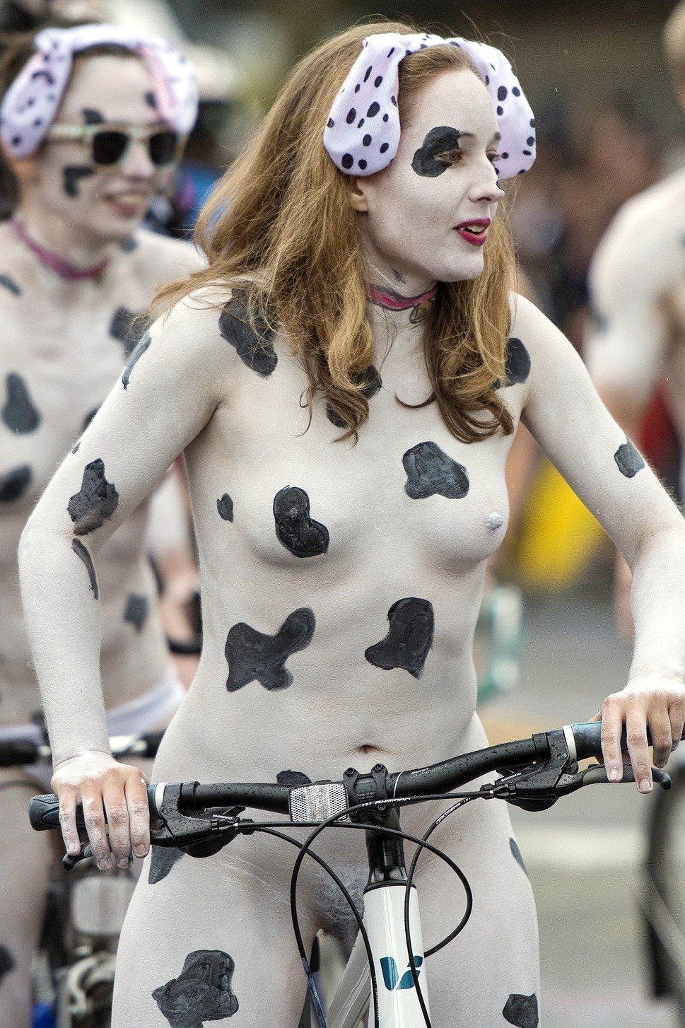Nudist girls doing body paint in public #vvLKpSr9