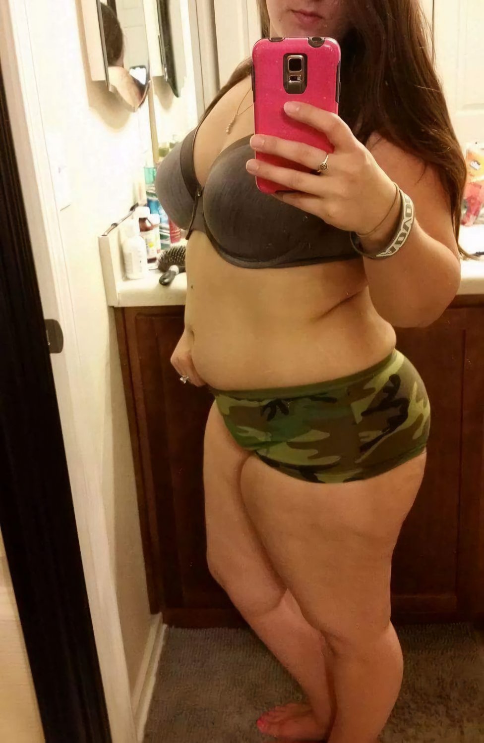 Do you like my stay at home Army wife mom of 4? Kik thatsatank tele Grumparmyguy #WUu560HJ