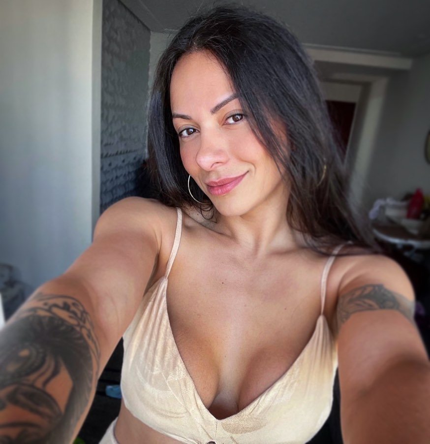 Iris AkA Mello (Carol Miranda; Sobrinha Gretchen) #wxfhL2Cs