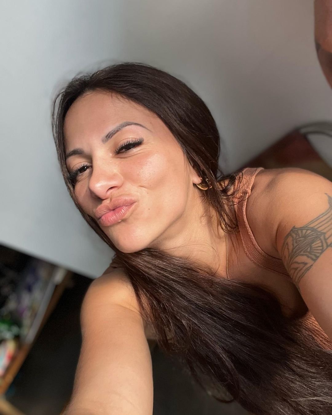 Iris AkA Mello (Carol Miranda; Sobrinha Gretchen) #WZsQfbOW