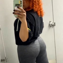 JEFA DE GYM CASADA PUTA MUESTRA CULO A SU AMANTE Y SU ESPOSO FILTRA LAS FOTOS QUE LE ENVIO