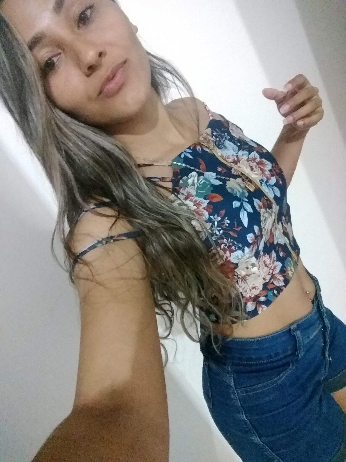 Loira mostrando o peitinho #X46OJasg