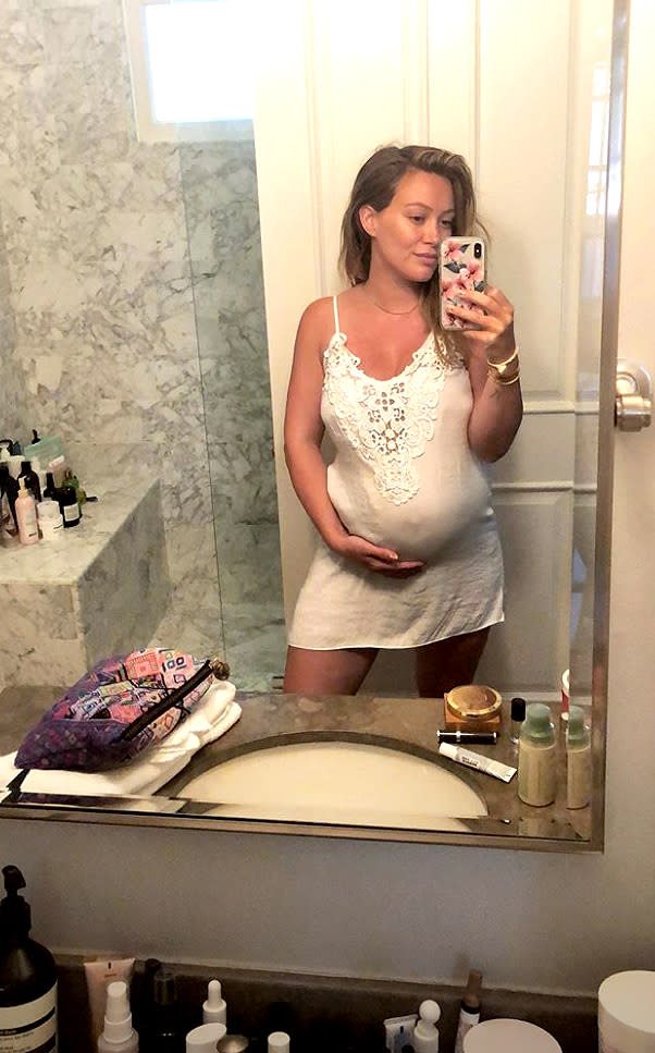 Hilary Duff pregnant, bikini, legs, feet, toes and soles #XAHQ0VtT