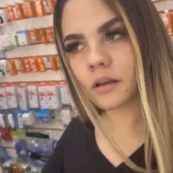 Botou a novinha atendente para mamar dentro da loja.