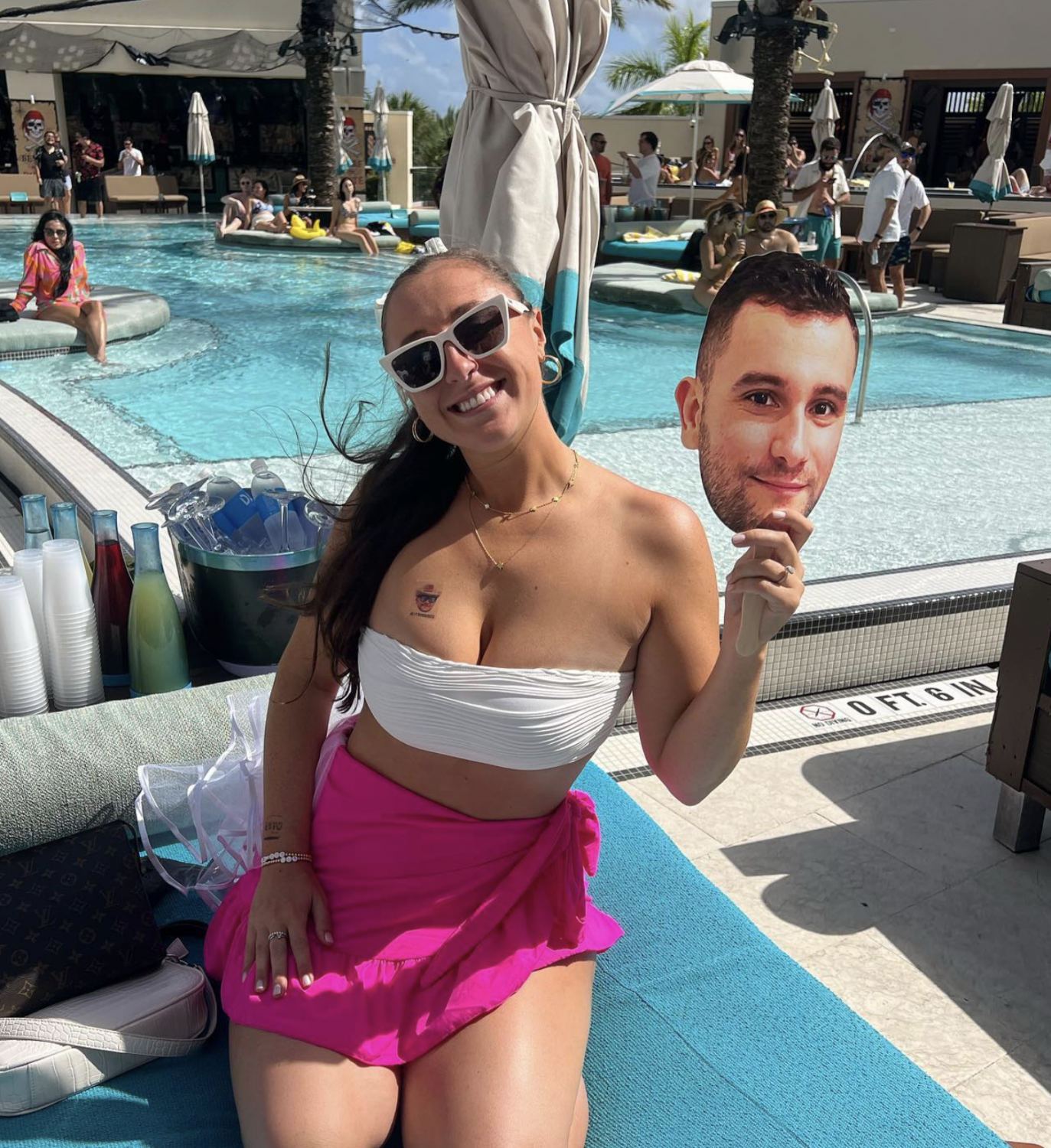 Which picture of my busty friend is hottest #YdlUw0HE