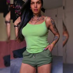 Trans gostosa banhando